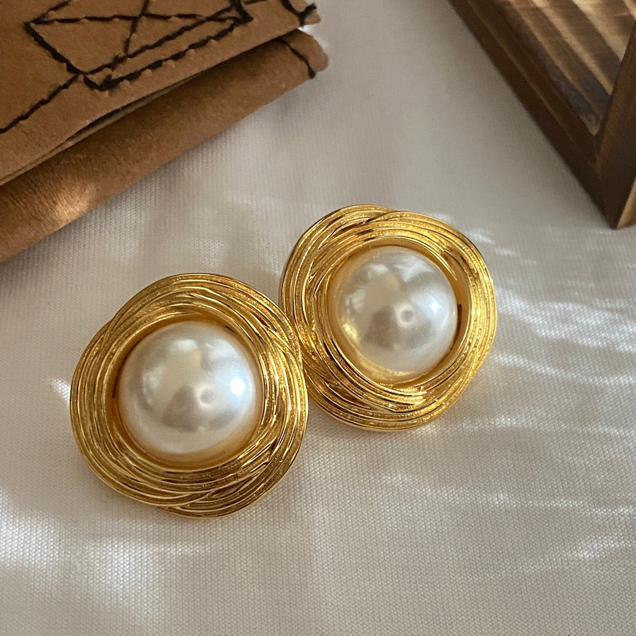 Gold Wire Winding Pearl Earrings - Modingo Modingo