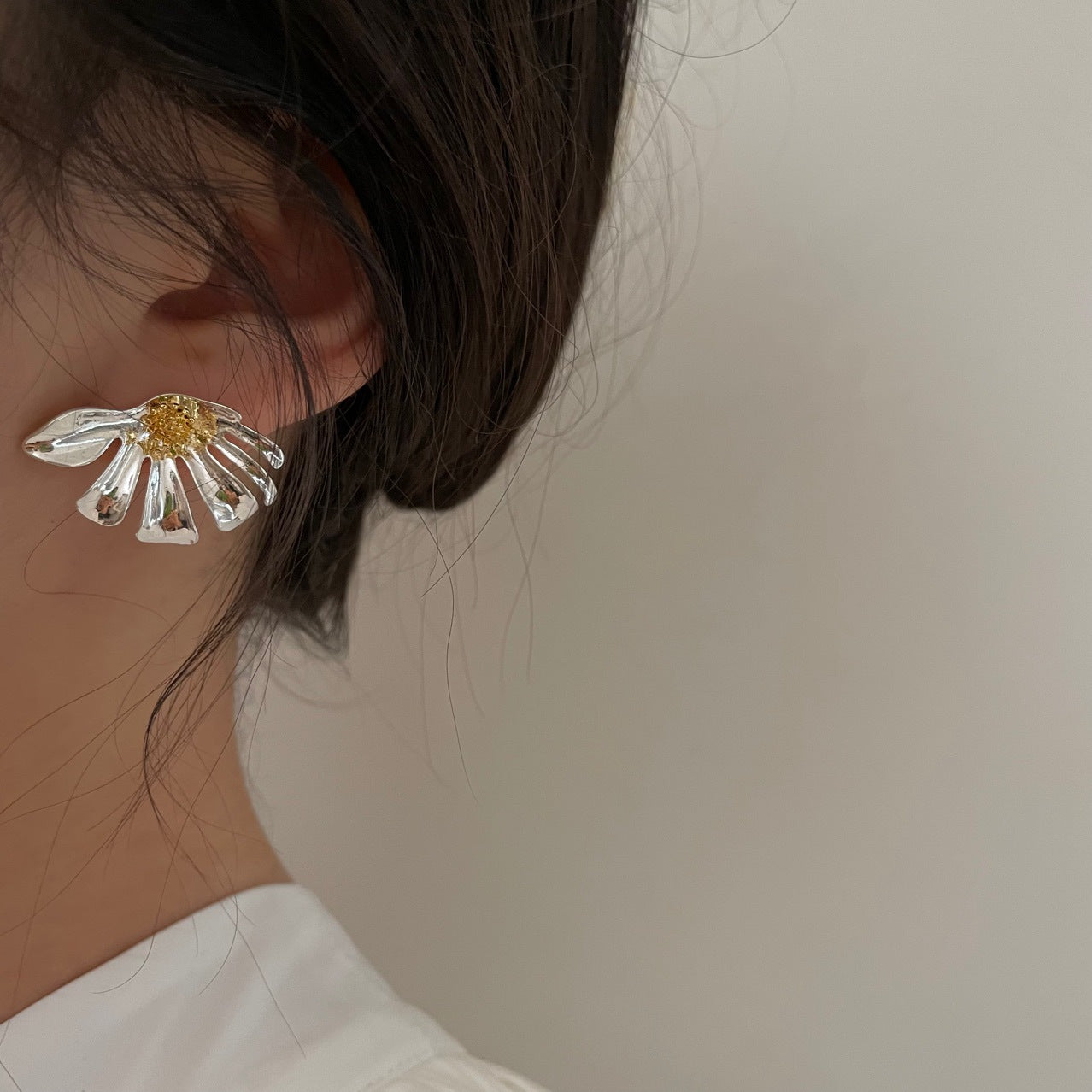 Silver Daisy Earrings - Modingo Modingo