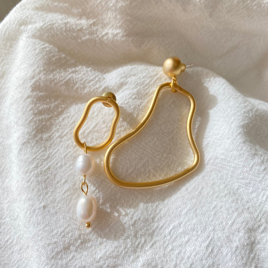 Asymmetric Matte Gold Pearl Earrings - Modingo Modingo