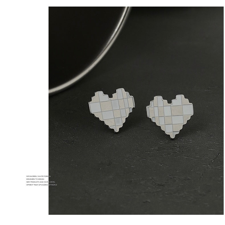 Checkerboard Design Heart Stud Earrings - Modingo Modingo